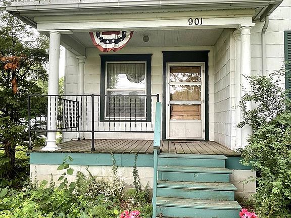3rd image of 901 W 10th St