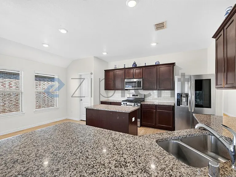 817 Evergreen St — Photo 11