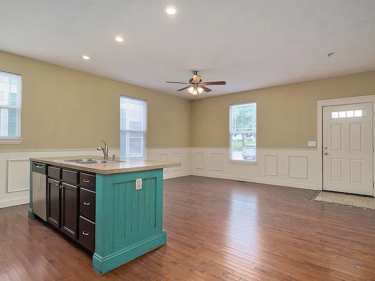 1040 E Walnut St — Photo 21