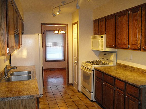 kitchen & eat-in-area