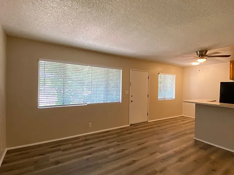 1116 Bennett Ave — Photo 3