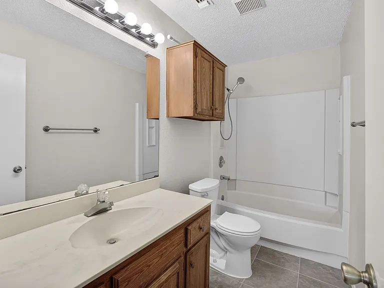 1115 Lombard Ln — Photo 19