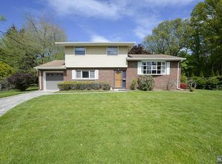 9 Kenwood Ct, Saddle Brook, NJ 07663