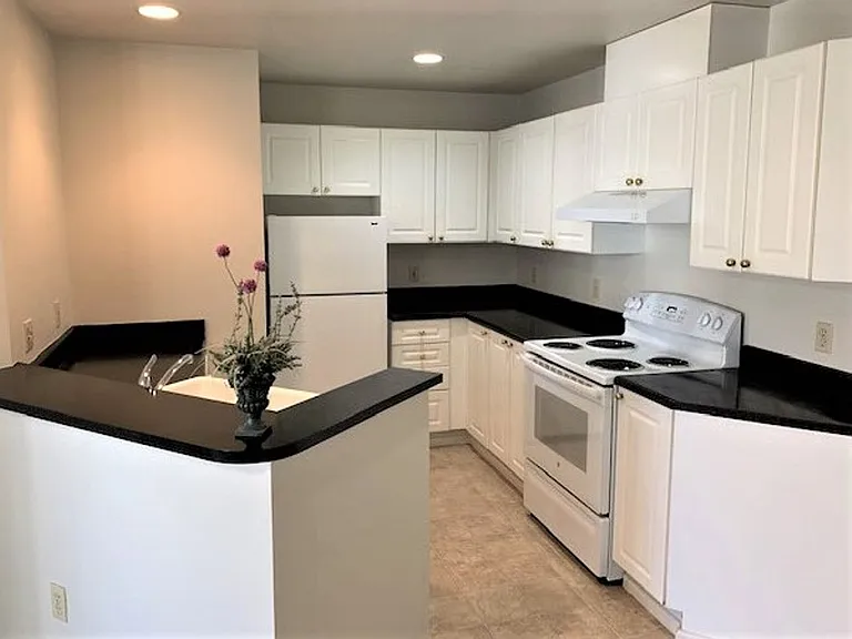 Bellevue Heights Apartments — Photo 28