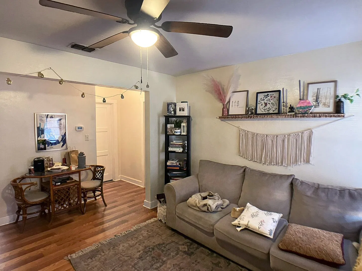 Lovely 2 Bedroom, 1 Bathroom Home (Huge Backyard) — Photo 4