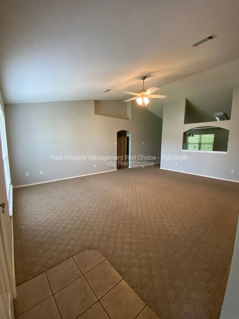 4 bed, 2.0 bath, 1696 sqft, $1,800 — Photo 2