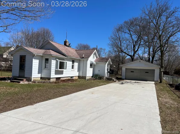 2 Maple St, Oxford, MI 48371