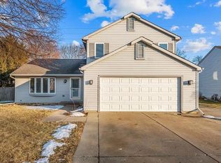 124 S Glenbrook Trl, McHenry, IL 60050