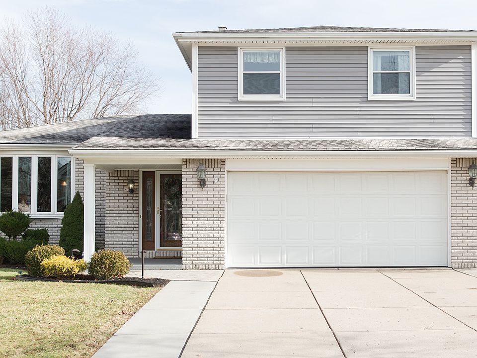 2nd image of 15 Harvest Ln