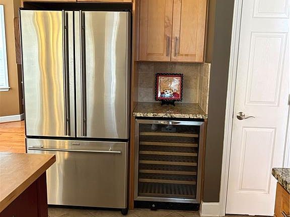 3rd image of 5007 Lake Laurel Ct