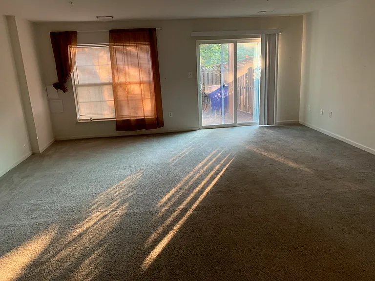 1 lv, entertainment rm, to same above level yard
