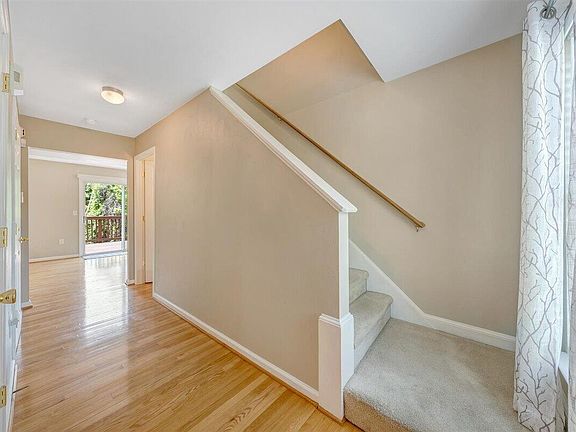4th image of 4866 Golfview Dr NE