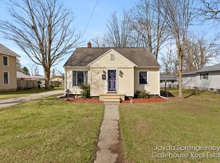 930 Lincoln Lake Ave SE, Lowell, MI 49331