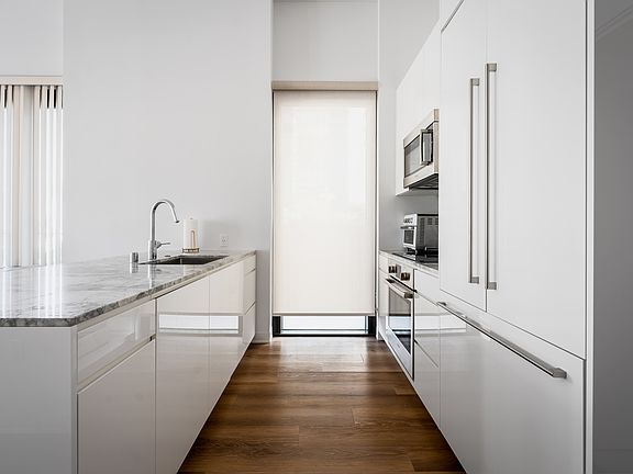 2nd image of 987 Queen St #814