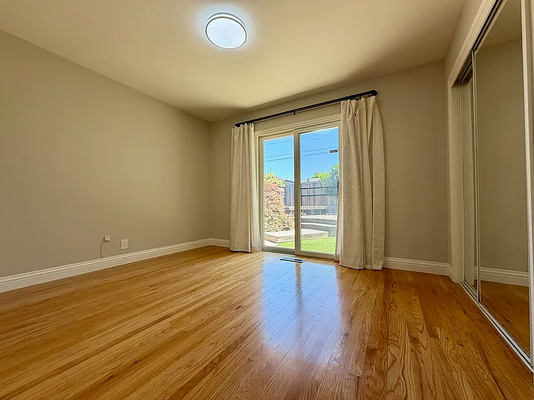 832 Cathedral Dr — Photo 18