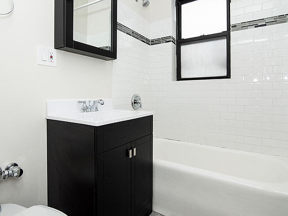5th image of 3343-3345 N Marshfield Ave #403