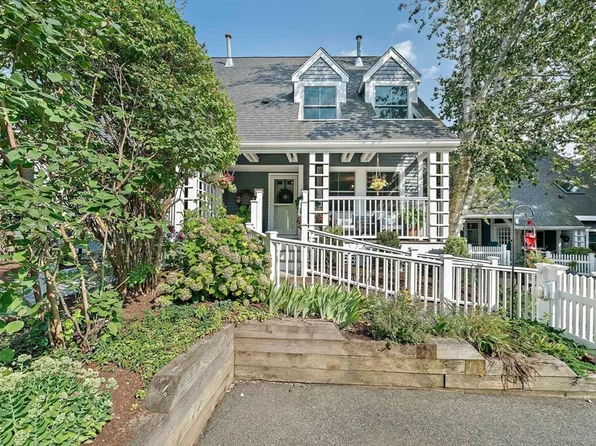 2 Rivers Edge Rd, Hull, MA 02045