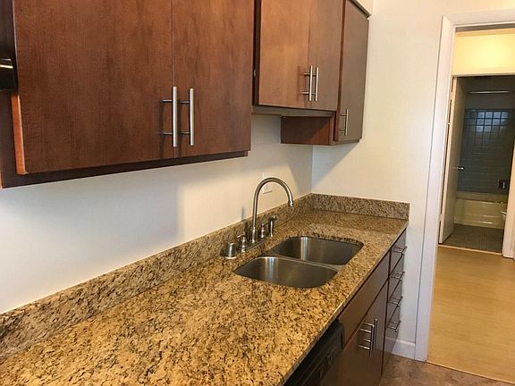 4th image of 700 E Henry Clay St APT 02