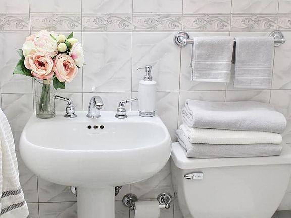 5th image of 252 E 74th St APT 3C