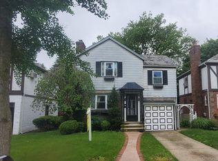 7810 222nd St, Oakland Gardens, NY 11364