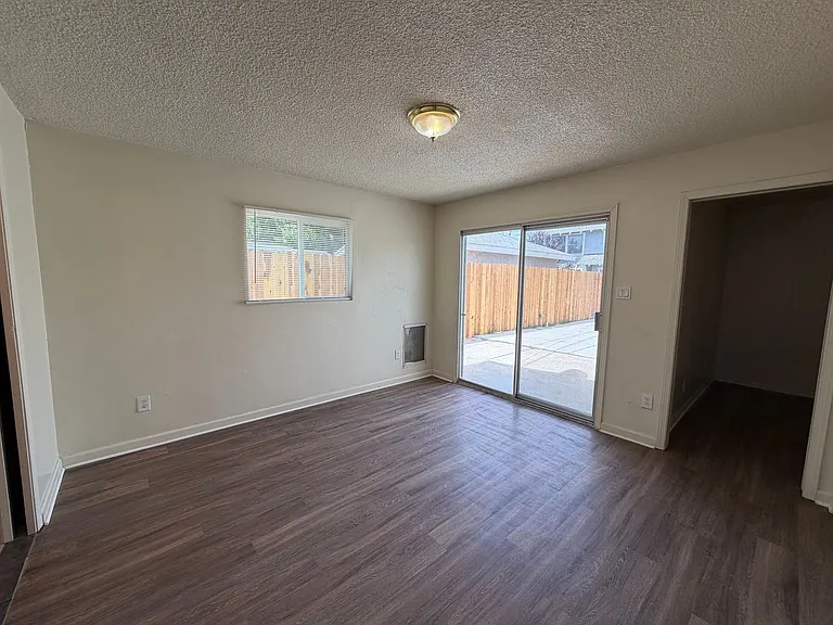1011 Oleander Ave — Photo 7