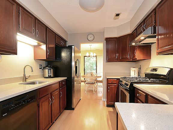 5th image of 308 Hampshire Dr