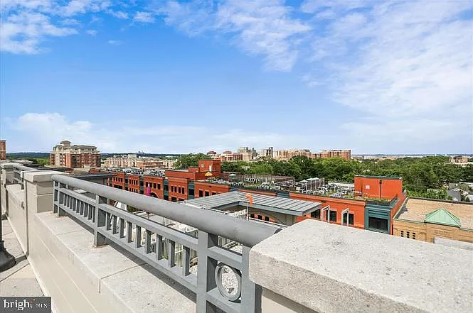 1021 N Garfield St #215 — Photo 17