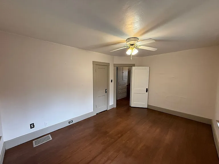 403 Englewood Ct — Photo 18