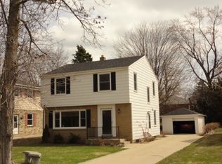 8040 N Mohawk Rd, Fox Pt, WI 53217