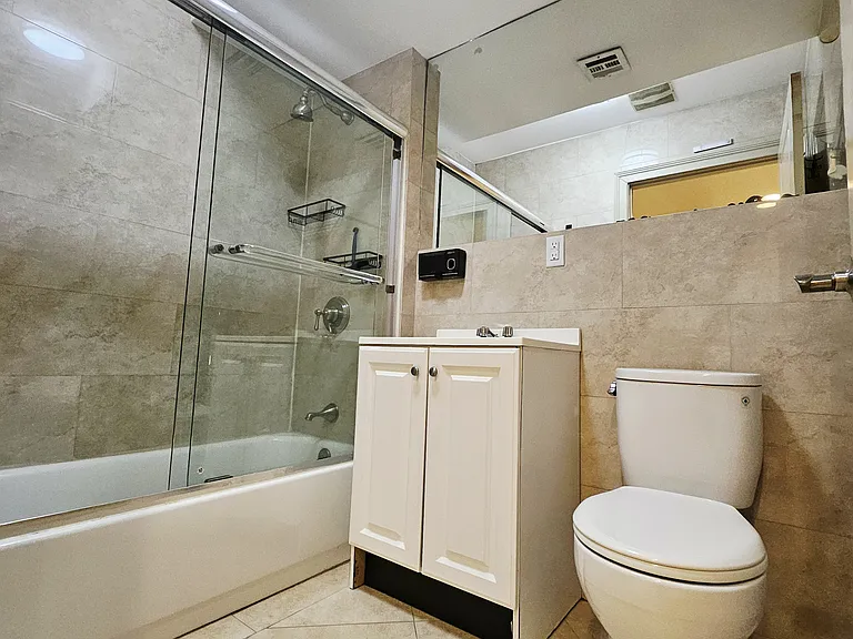 1546 E 12th St #1 — Photo 7