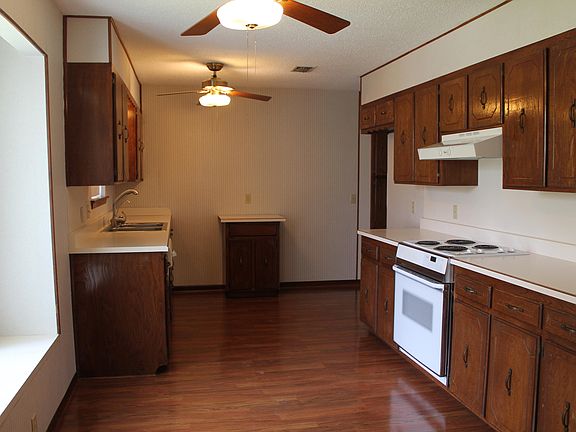 3rd image of 1301 Phillips Dr