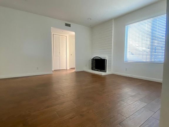 Living Room / Fireplace