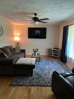 2nd image of 907 Wildwood Dr