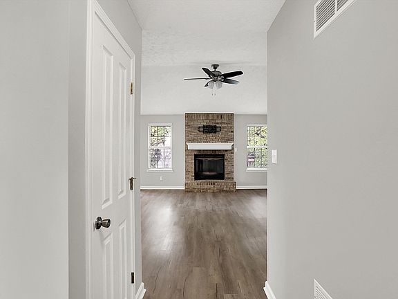 5th image of 854 Queensgate Dr