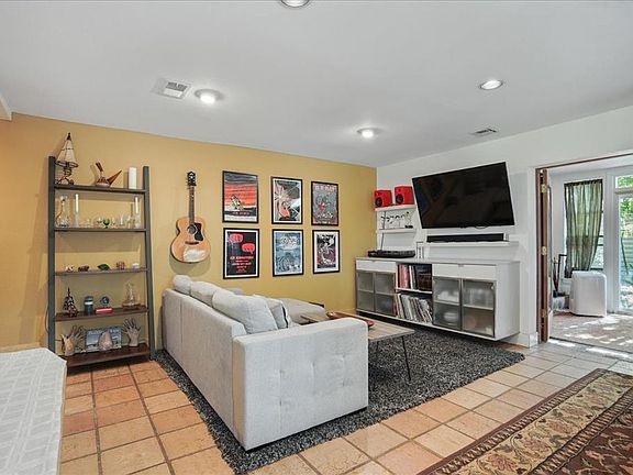5th image of 2403 De Soto Dr
