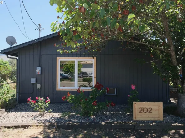 202 E Everett Ave, Sutherlin, OR 97479