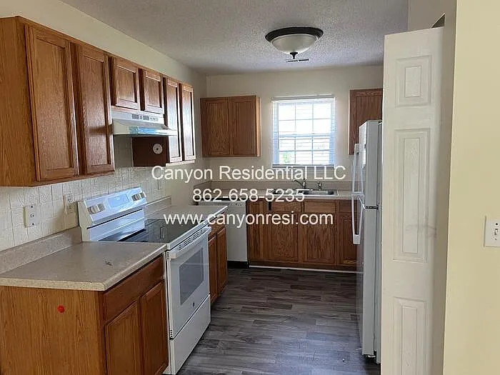 461 Bedford Knoll Dr — Photo 2
