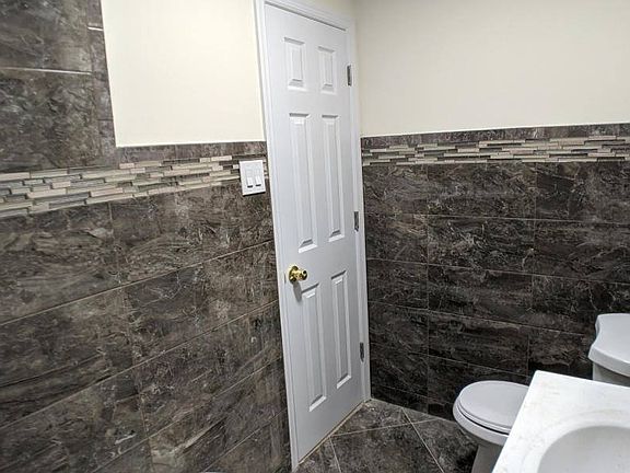 4th image of 17 Mallory Ave