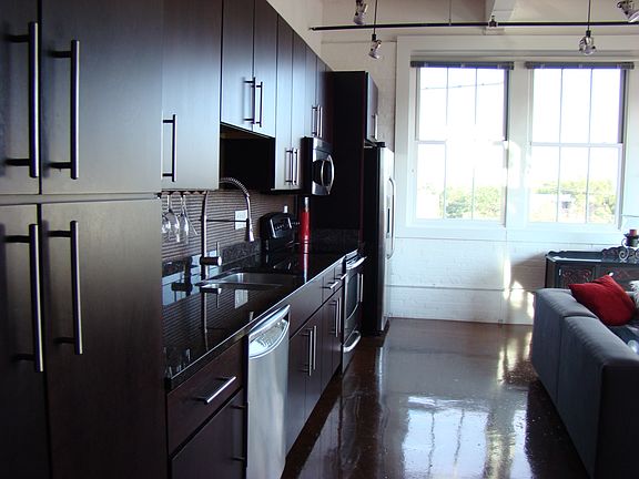 4th image of 2302 S Flores St