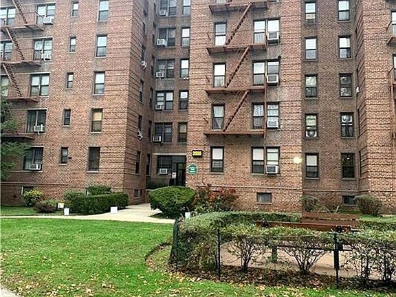 5th image of 2555 Batchelder St APT 2E