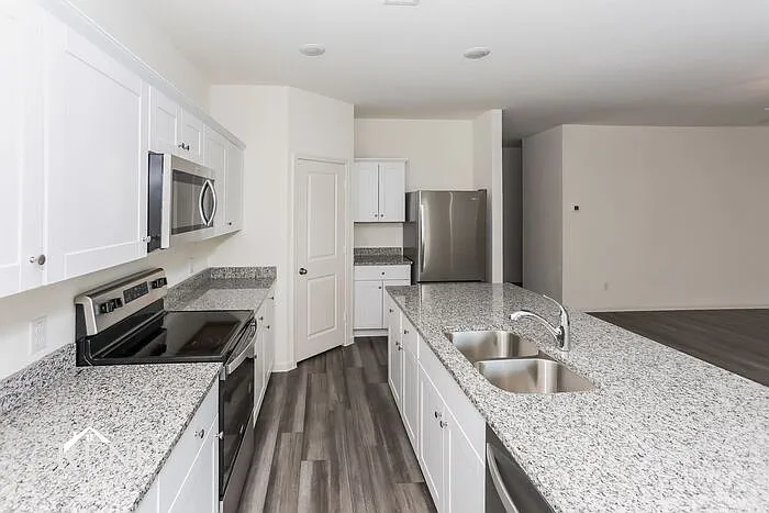 3 bed, 2.0 bath, 1769 sqft, $2,350 — Photo 3