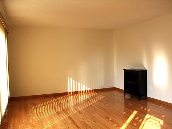 3rd image of 133 Lakehurst Dr