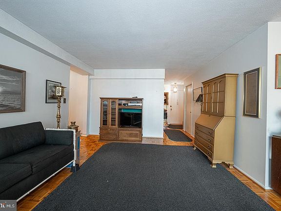 4th image of 1919 Chestnut St APT 1824