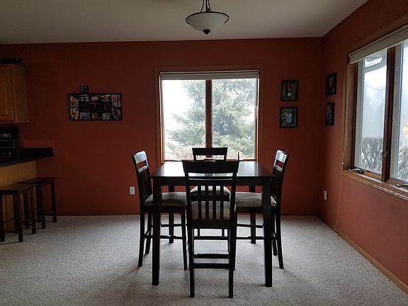 Dining area & breakfast bar