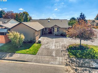 1061 Applegate Pl, Harrisburg, OR 97446