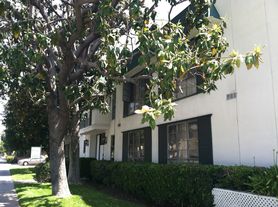 5000 Woodman Ave