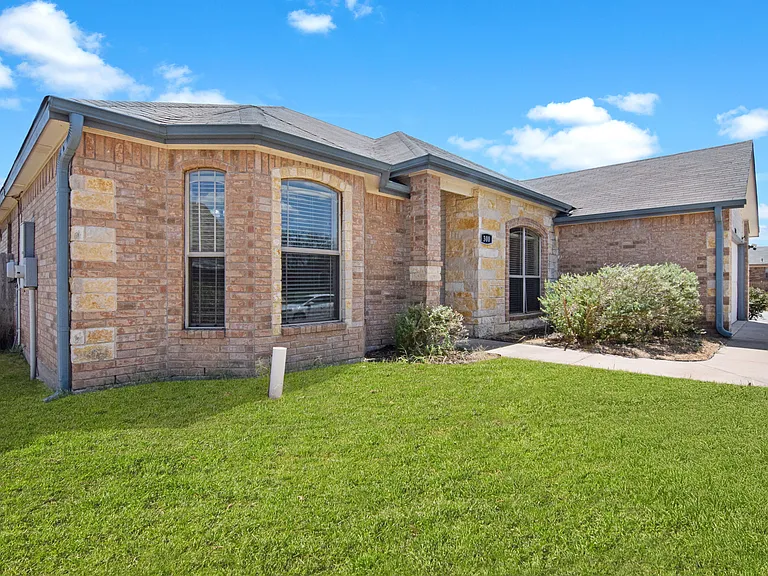 300 Curtis Dr — Photo 3