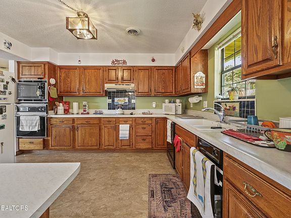 4th image of 378 Whte Oak Cir