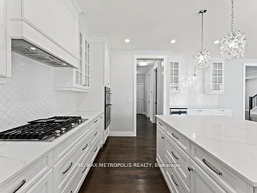 925 Lakewood Cres — Photo 10