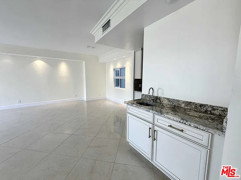 121 S Palm Dr #404A — Photo 43